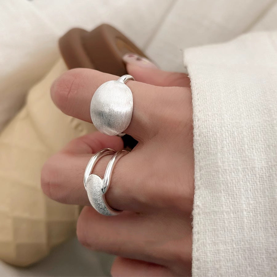 Damenring mit modernem, geschwungenem Design und hochwertiger Oberflächenveredelung Shop Nory