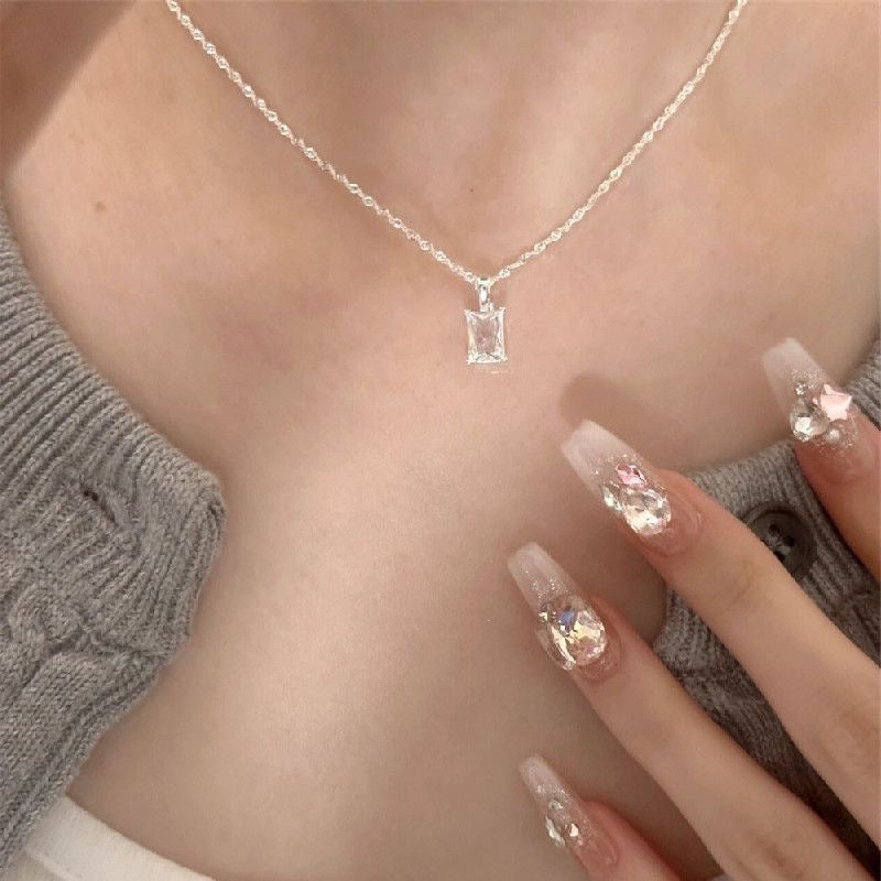 Damen Halskette mit funkelndem rechteckigem Anhänger aus hochwertigem Edelstahl Shop Nory