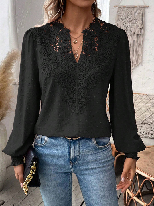 Damen Spitzenbluse mit V-Ausschnitt, Schweizer Punktstruktur und gerafften Manschetten Shop Nory