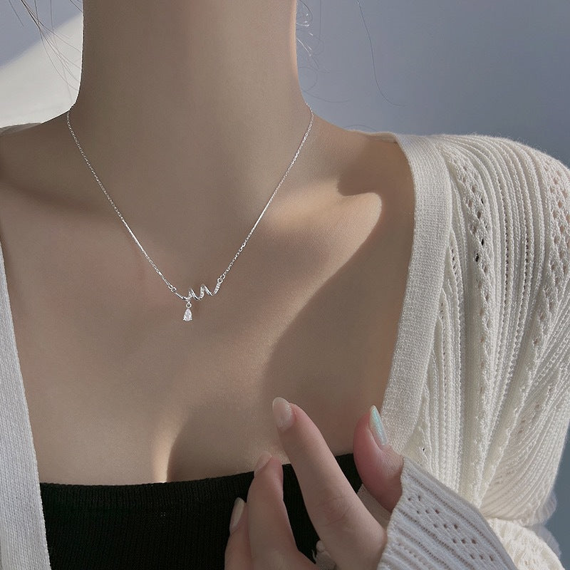 Damen Halskette mit elegantem Wellenmuster und funkelndem Tropfenanhänger Shop Nory