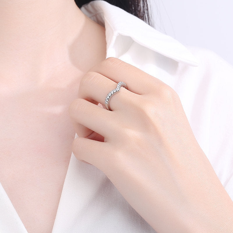 Damenring mit stilvollem, abgerundetem Design und funkelnden Zirkonia Shop Nory
