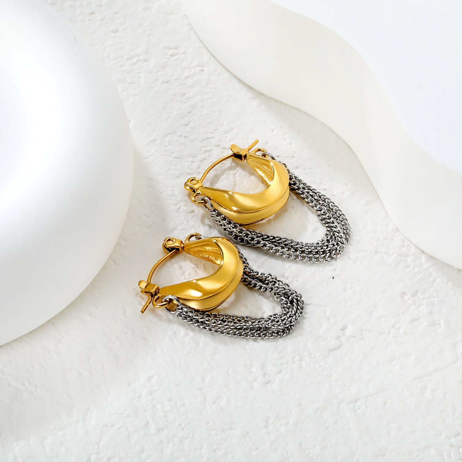 Damen Hängende Ohrstecker mit glanzvollem Kettenelement Shop Nory