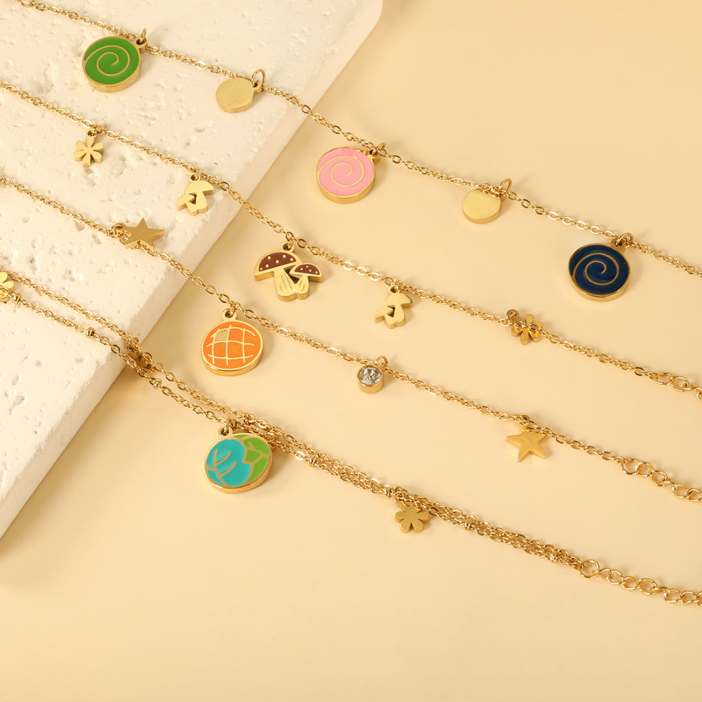 Damen Armband mit verspieltem Hotdog-Anhänger und goldfarbener Kettenstruktur Shop Nory