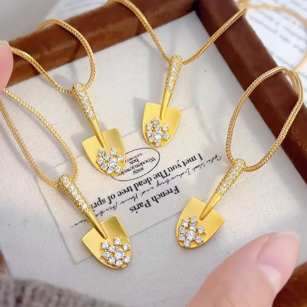 Damen Kette mit kunstvollem Schaufelanhänger und funkelnden Kristallen Shop Nory
