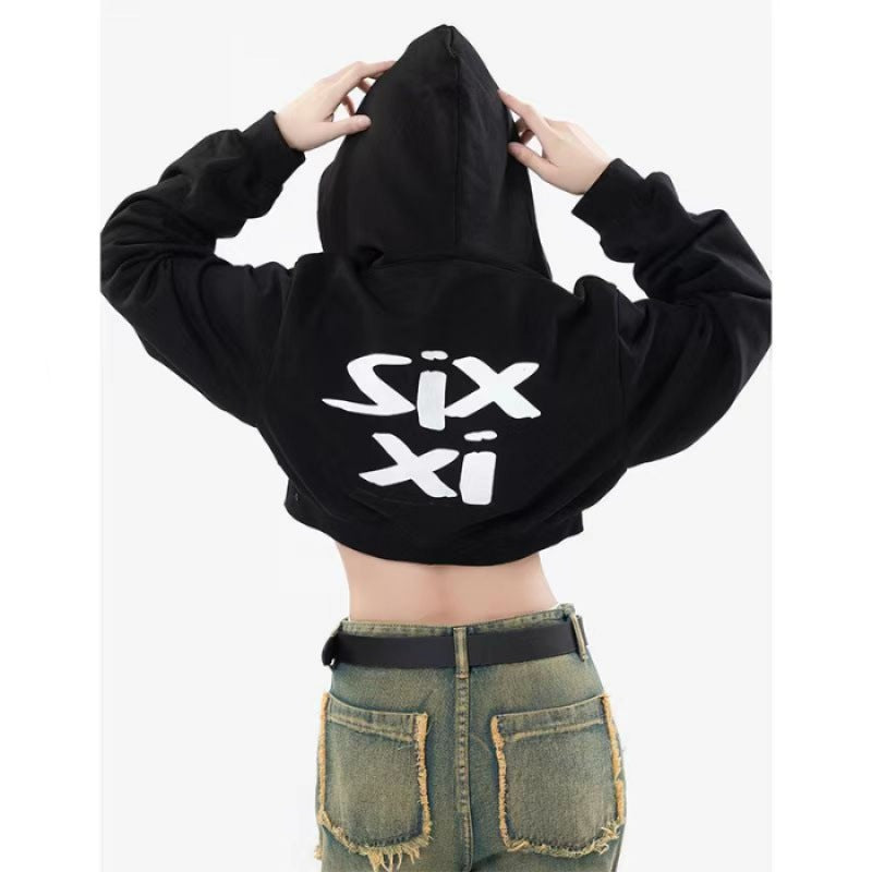 Damen nan cropped Kapuzenpullover im Streetwear-Style mit auffälligem Rückenprint und geripptem Saum Shop Nory