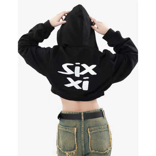 Damen nan cropped Kapuzenpullover im Streetwear-Style mit auffälligem Rückenprint und geripptem Saum Shop Nory