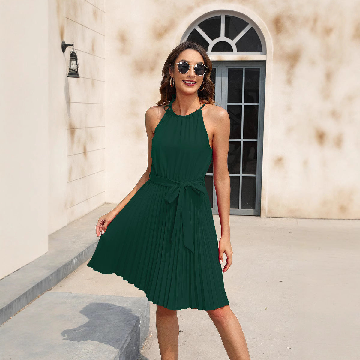 Damen Plissiertes Sommerkleid mit tailliertem Gürtel und Halterneck