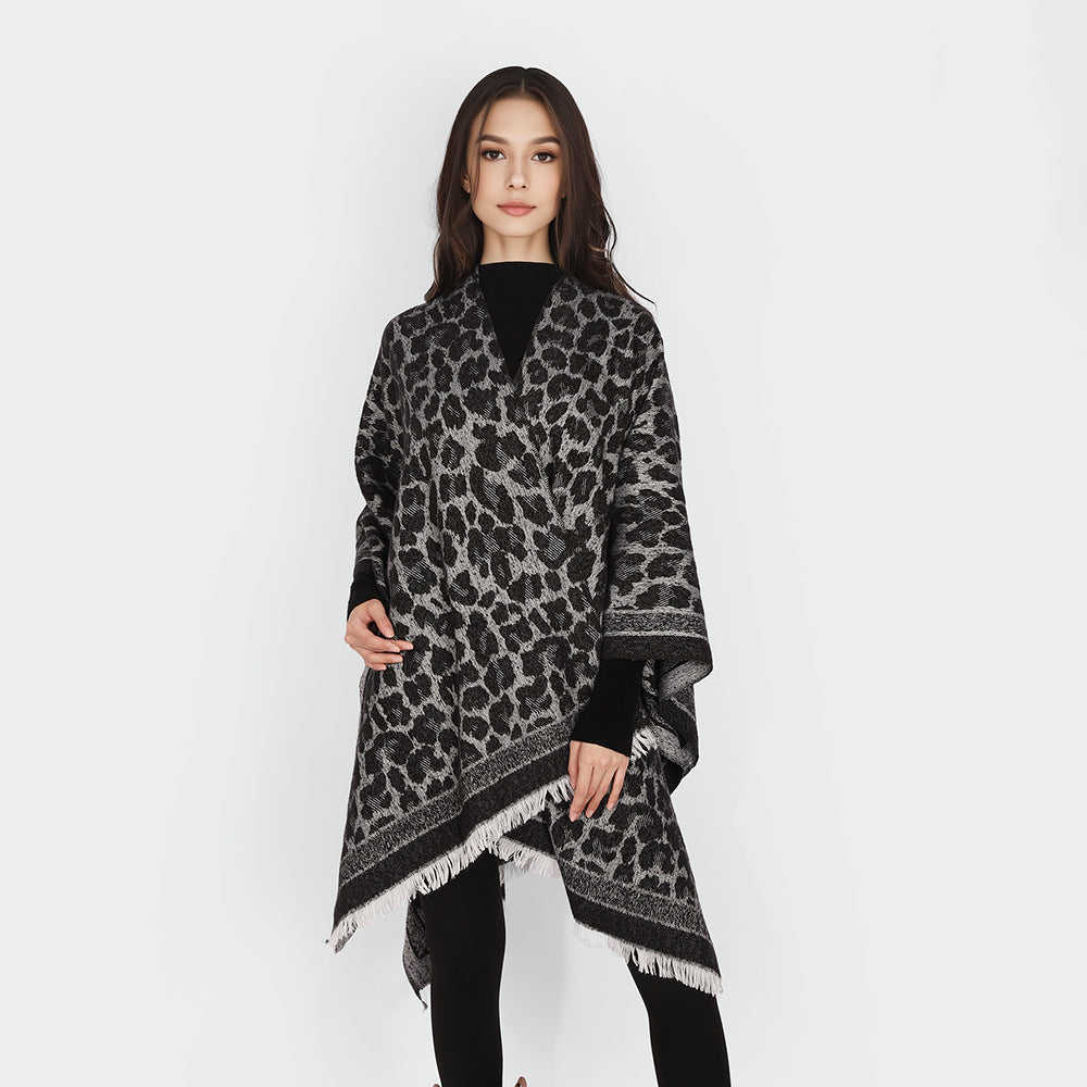 Damen Jacquard‑Poncho im Oversize‑Überwurf mit Leoprint und Fransensaum Shop Nory