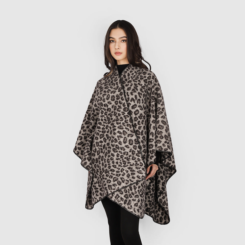Damen Oversize-Poncho aus Wollmix mit dezentem Leo-Jacquard und asymmetrischem Zipfelsaum Shop Nory