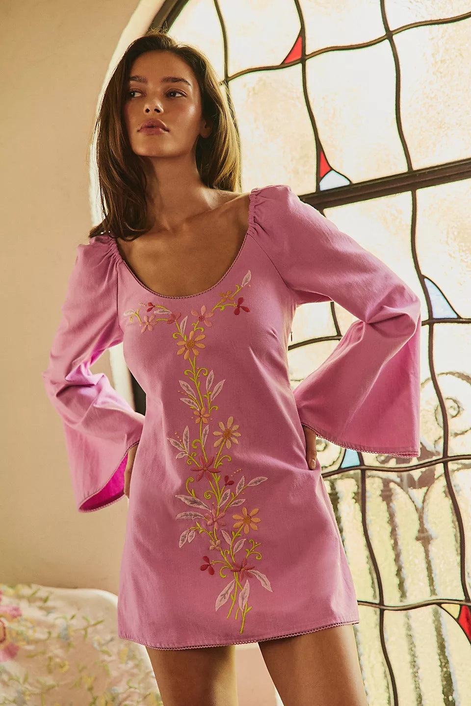 Damen Blusenkleid mit floralen Stickereien und weit ausgestellten Ärmeln Shopnory