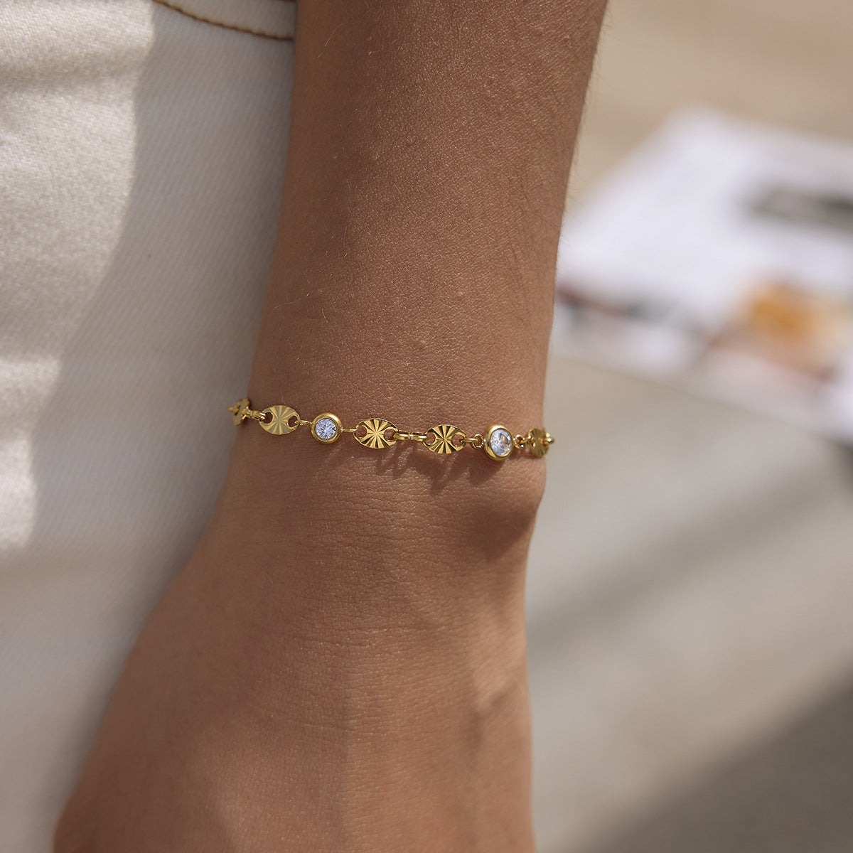 Damen Armband mit filigranen Blättern und strahlenden Zirkonia Shop Nory