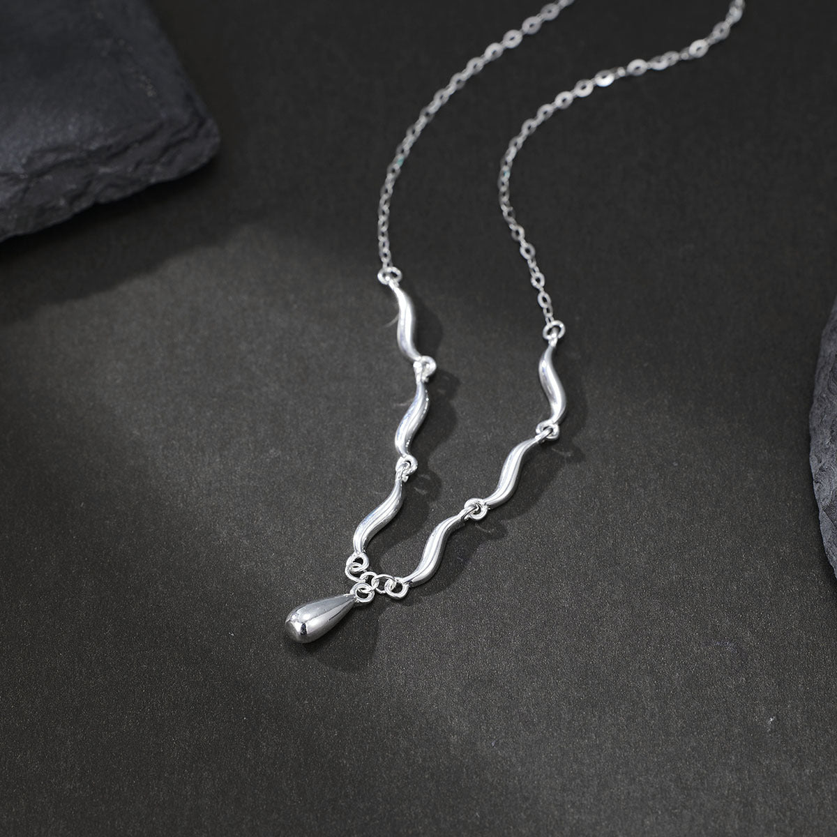 Damen elegante Kette mit geschwungenen Elementen und tropfenförmigem Anhänger Shop Nory