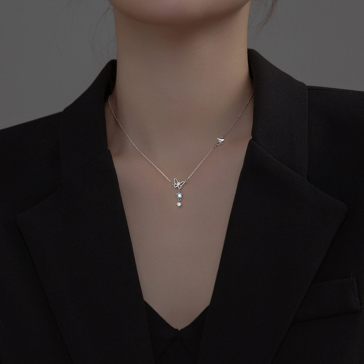 Damen Halskette mit kunstvollem Schmetterlingsdesign und funkelndem Edelstein Shop Nory