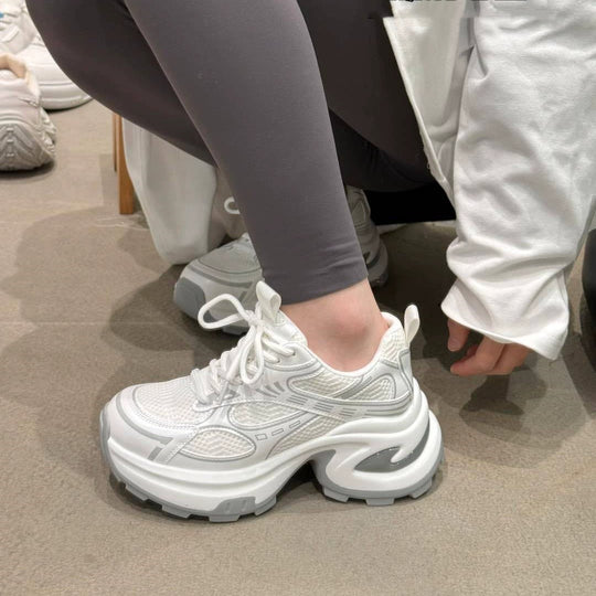 Damen futuristische Plateausneaker mit skulpturierter Wedgesohle und reflektierenden Mesh-Akzenten Shop Nory