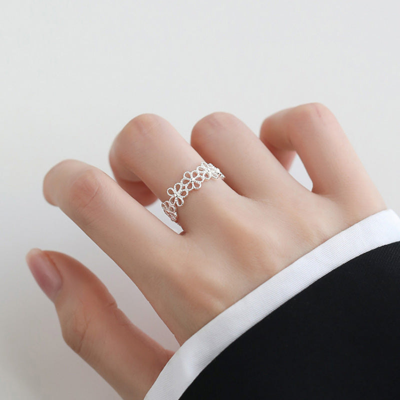 Damenring mit filigranem Blumendesign und eleganter Struktur Shop Nory