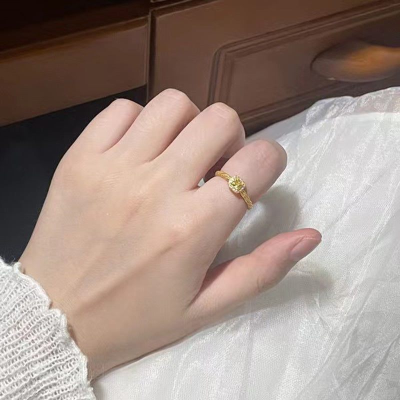 Damen eleganter Ring mit quadratischem Zirkonia und kunstvoller Umrandung Shop Nory