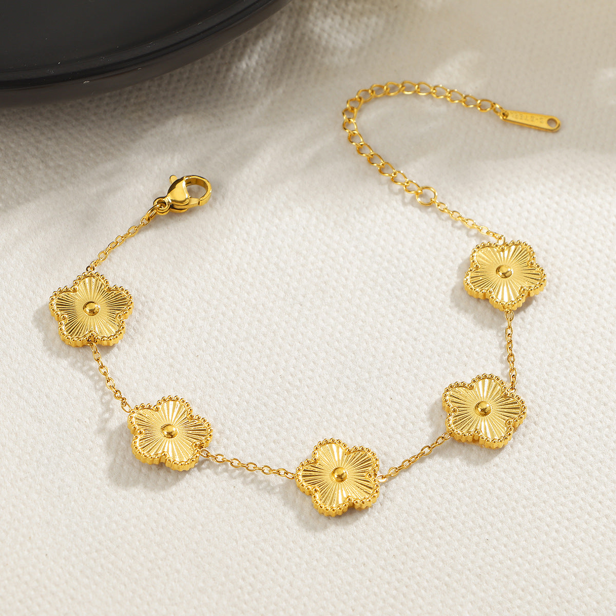Damen zierliches Blumenarmband mit goldenen Details Shop Nory