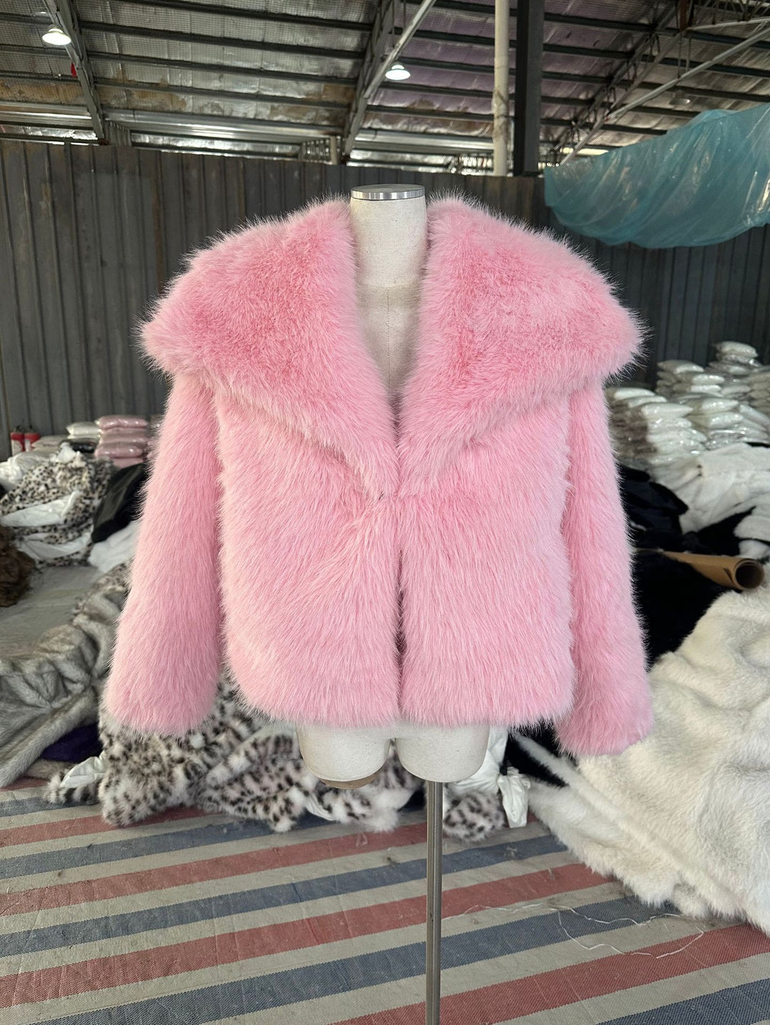 Damen Kurzbolero im Boxy-Cut aus veganem Shaggy-Kunstpelz mit XXL-Schalkragen Shop Nory