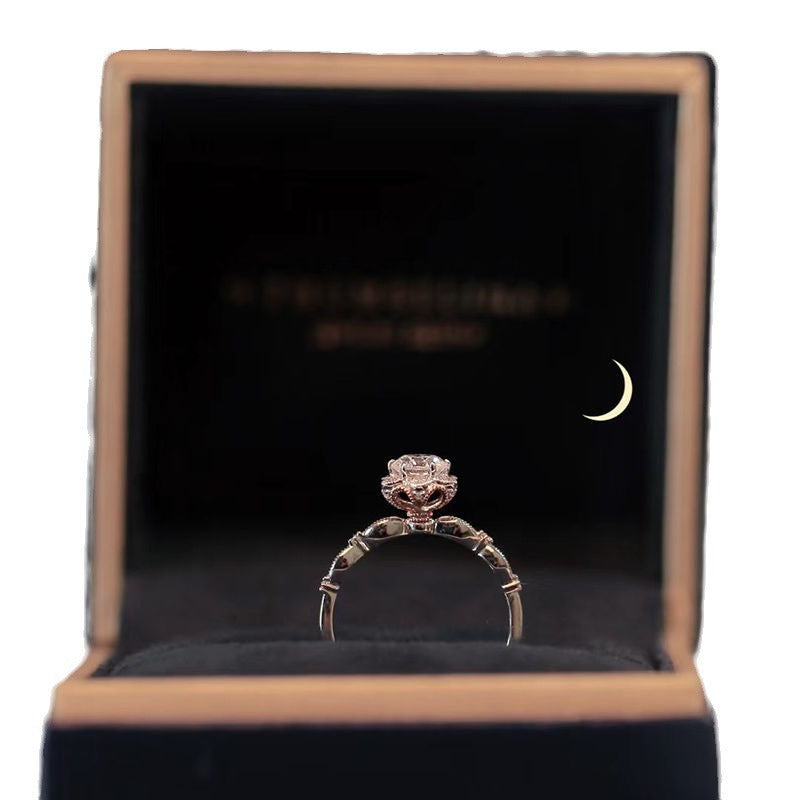 Damen eleganter Ring mit filigranem Design und funkelndem Hauptstein Shop Nory