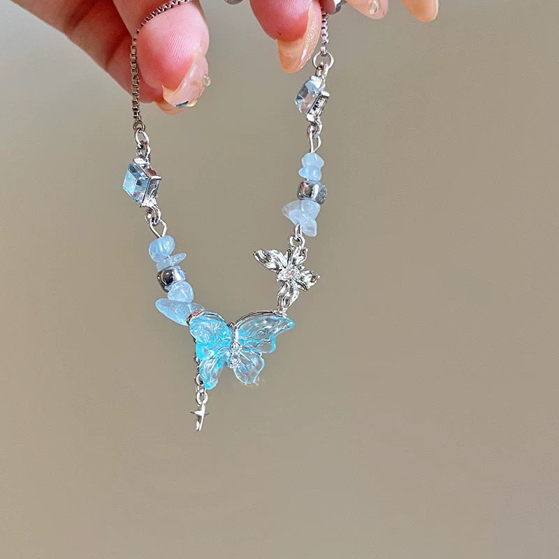Damen Kette mit filigranem Schmetterlingsdesign und bunten Natursteinakzenten Shop Nory