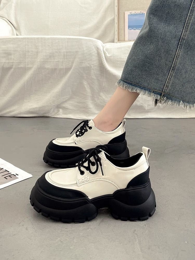 Damen Plateau-Derby-Schuhe mit Lackoptik und massiver Profilsohle Shop Nory