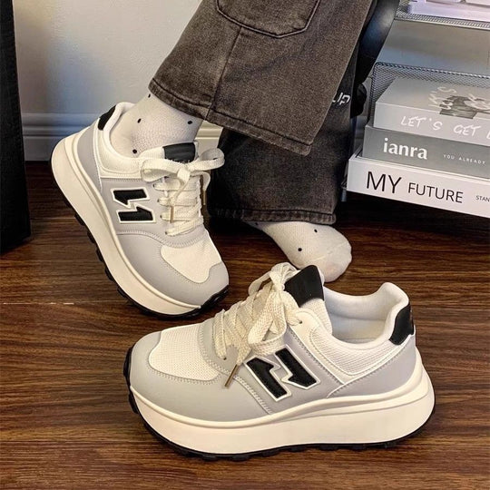 Damen Plateausneaker im Retro-Citystil mit skulpturierter Wedgesohle und atmungsaktiver Netzstruktur Shop Nory