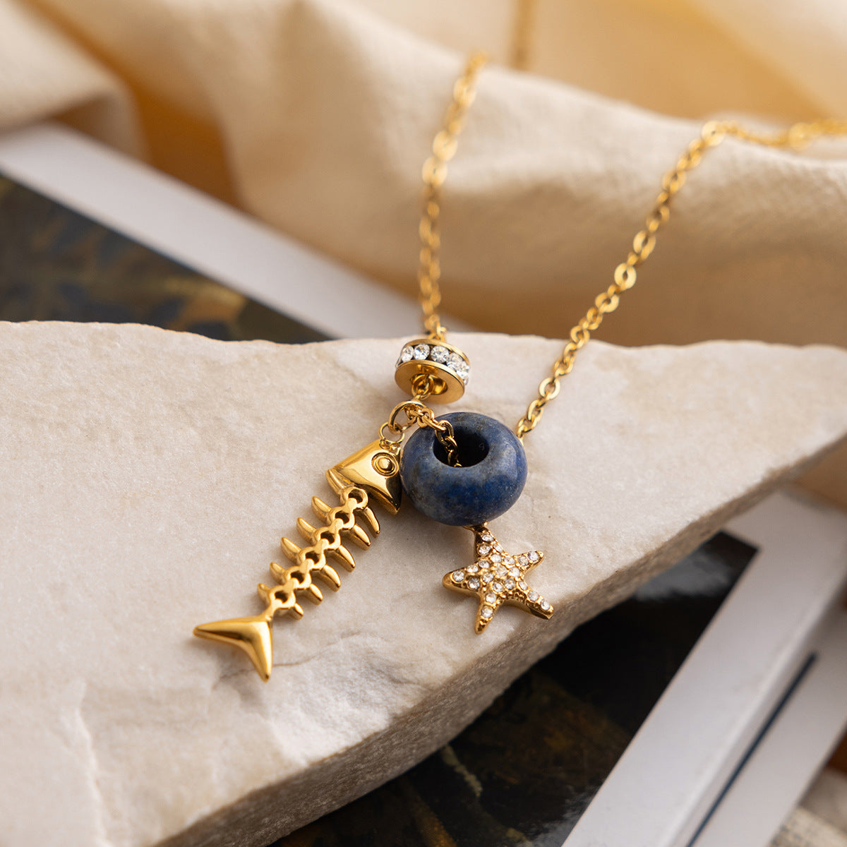 Damen Halskette mit maritimem Fisch- und Sternmotiv aus hypoallergenem Edelstahl Shop Nory