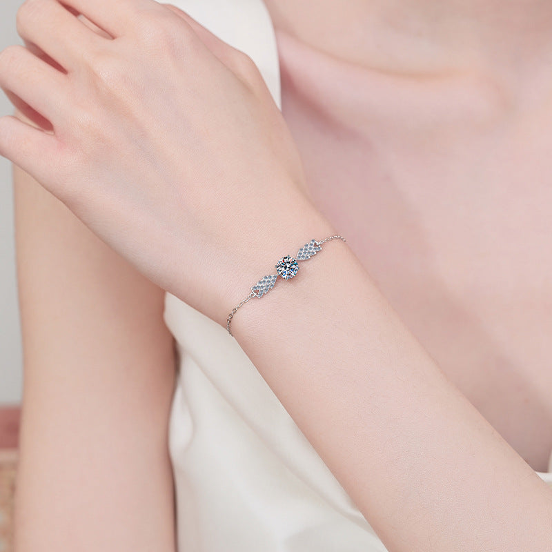 Damenarmband mit funkelndem Zirkonia und elegantem Blattdesign Shop Nory