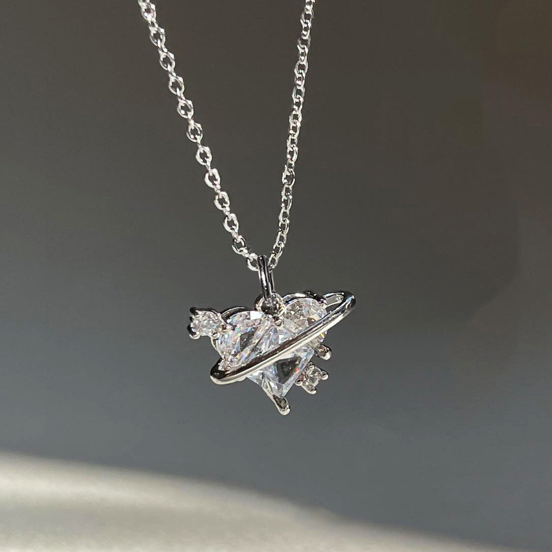 Damen Halskette mit herzförmigem Kristall und eleganter Spiralauflage Shop Nory