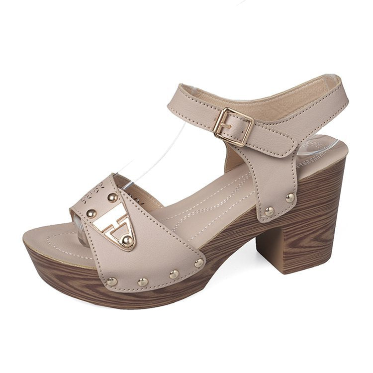 Damen Elegante Plateau-Sandaletten mit geschwungenem Riemendesign und modischen Nieten