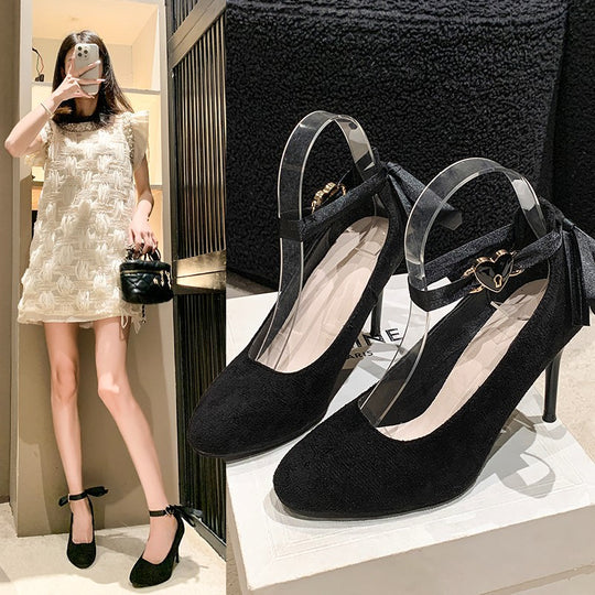 Damen Samt‑Optik Pumps mit Satin‑Knöchelriemen, Herzschließe und schlankem Stiletto Shop Nory