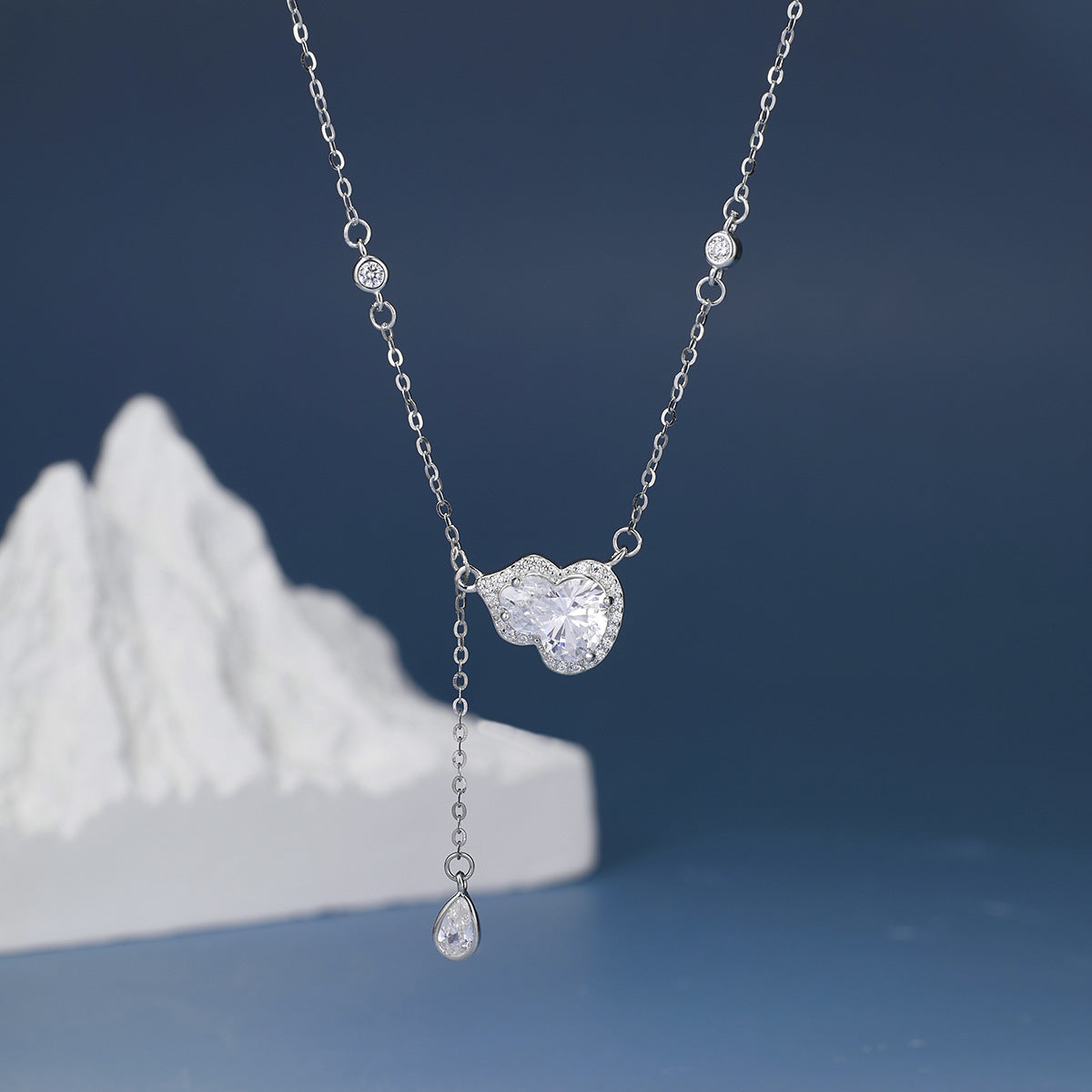 Damen Halskette mit herzförmigem Anhänger und funkelnden Zirkonia Shop Nory