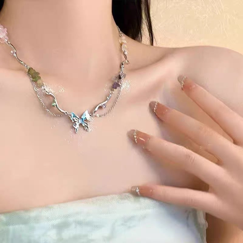 Damen Halskette mit einzigartigem Schmetterlingsanhänger und bunten Naturstein-Elementen Shop Nory