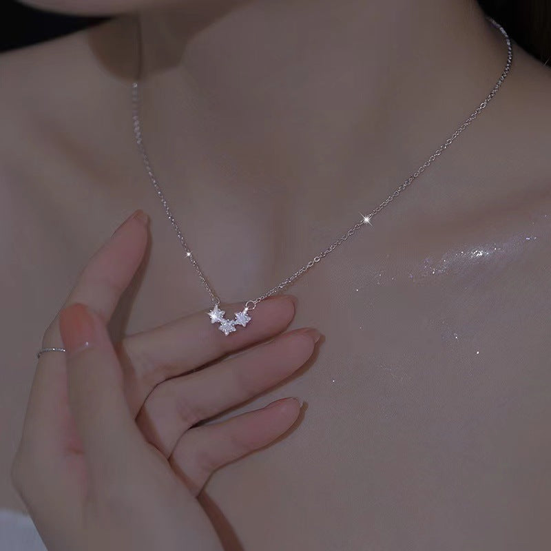 Damen Halskette mit floralem, funkelndem Anhänger Shop Nory