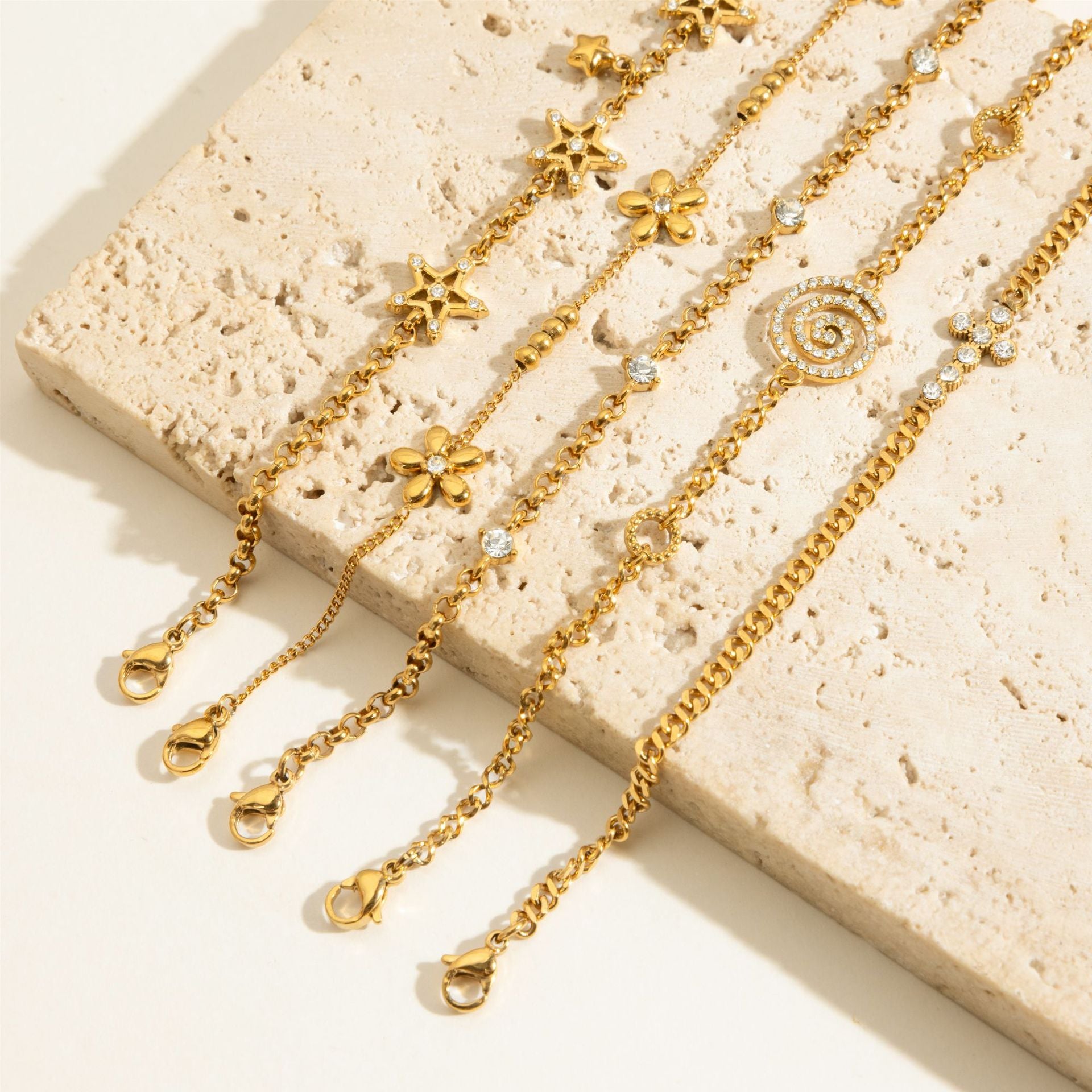 Damen Armband mit spiralförmigem Zirkonia-Anhänger aus hypoallergenem Edelstahl Shop Nory