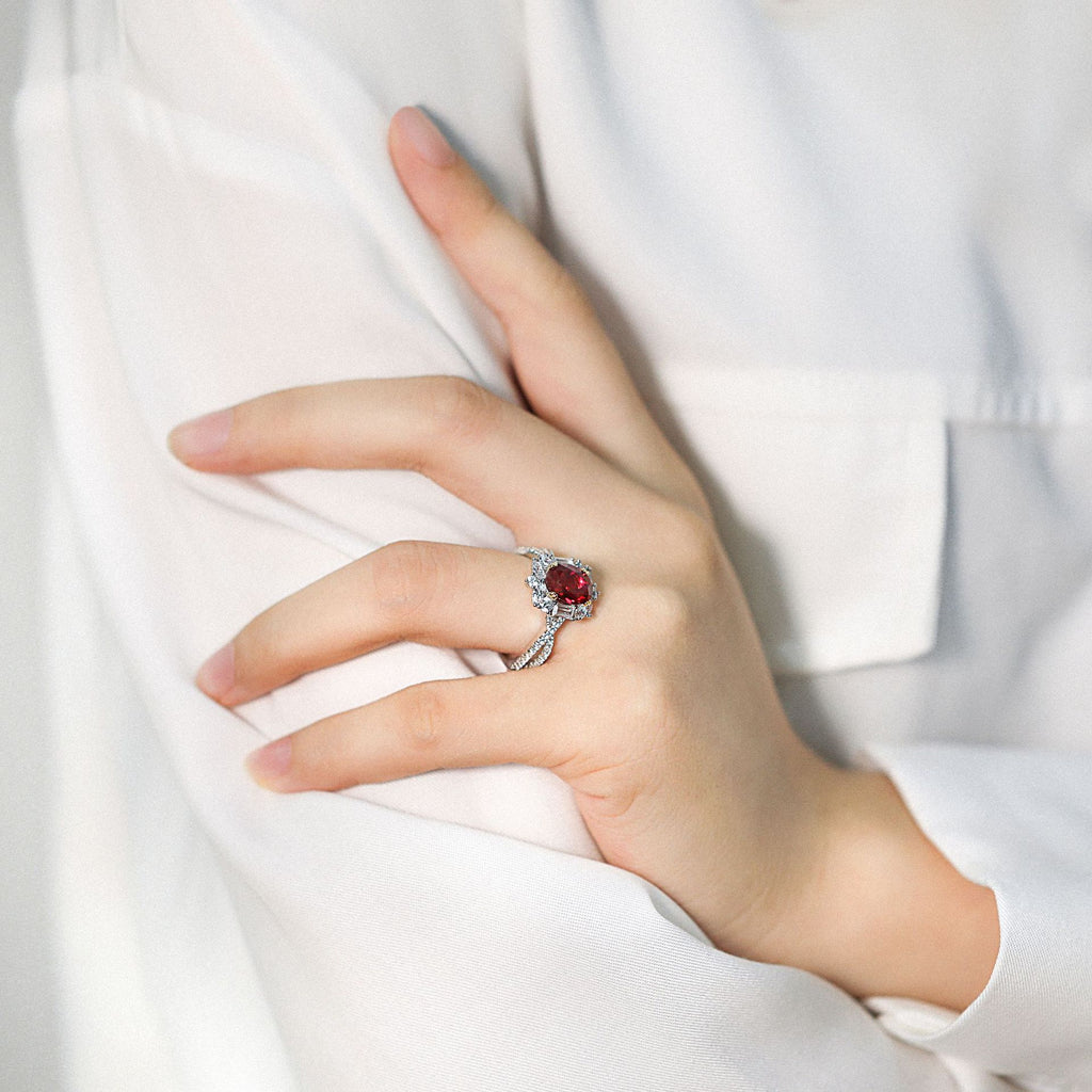 Damen Luxus Verlobungsring mit ovalem Rubin und funkelnden Zirkonia Shop Nory