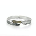 Damen Armreif mit elegantem Federdesign und hochwertiger Metallverarbeitung Shop Nory