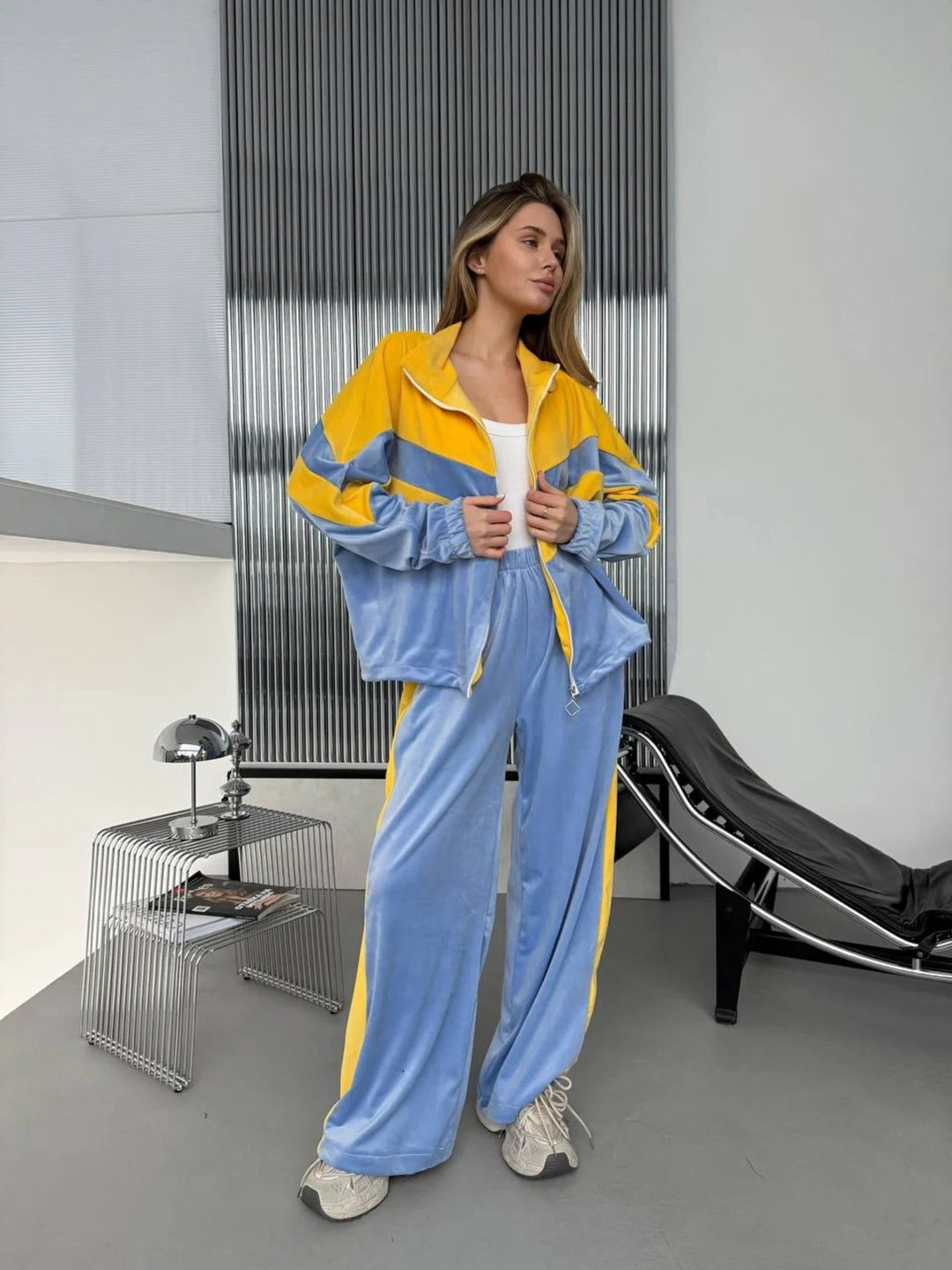 Damen Retro-inspiriertes Samt-Trackset mit Chevron-Design, Stehkragen und weiter High-Waist-Jogger Shop Nory