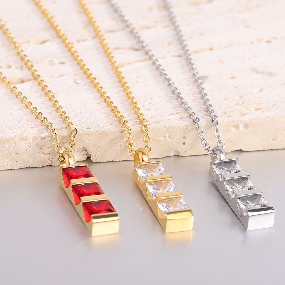 Damen Halskette mit modernem, geometrischem Anhänger und funkelnden Zirkonia Shop Nory
