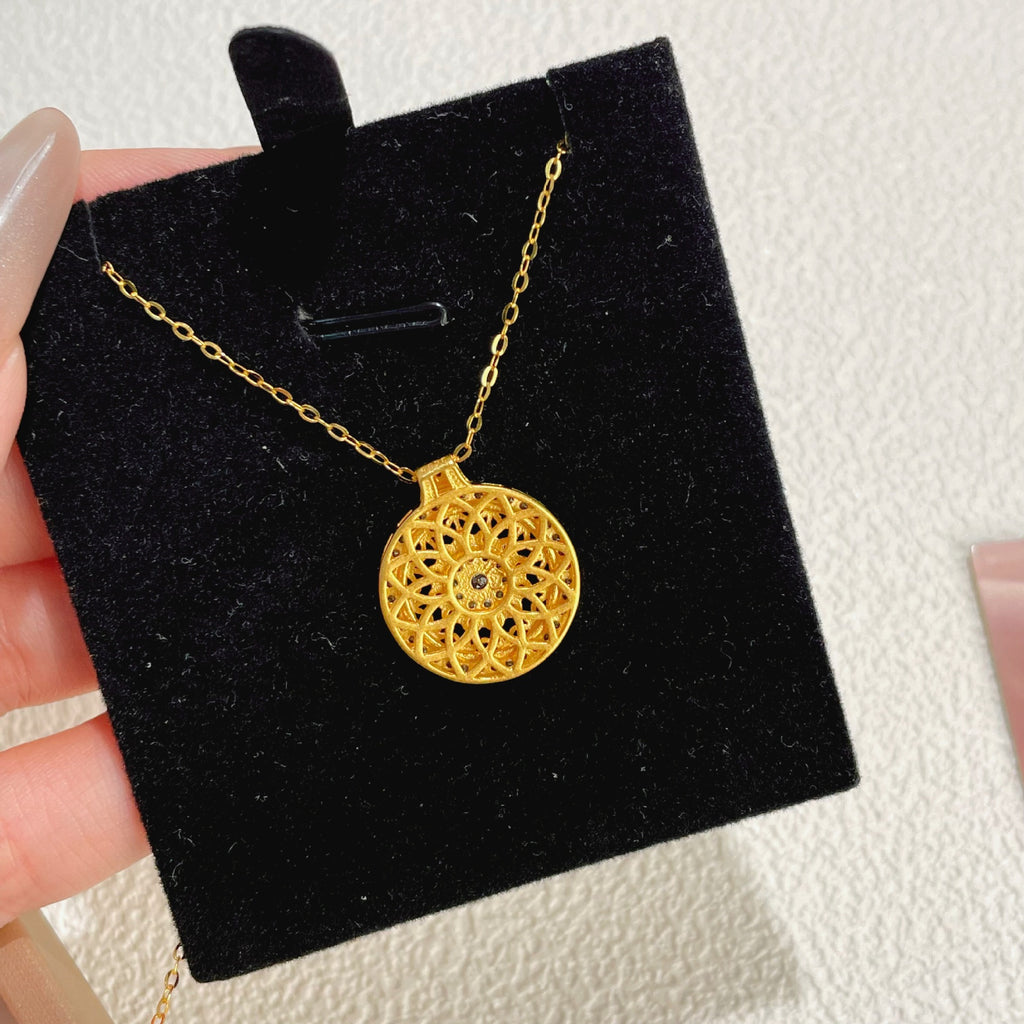 Damen elegante Halskette mit filigranem Mandala-Anhänger und funkelnden Zirkonia Shop Nory