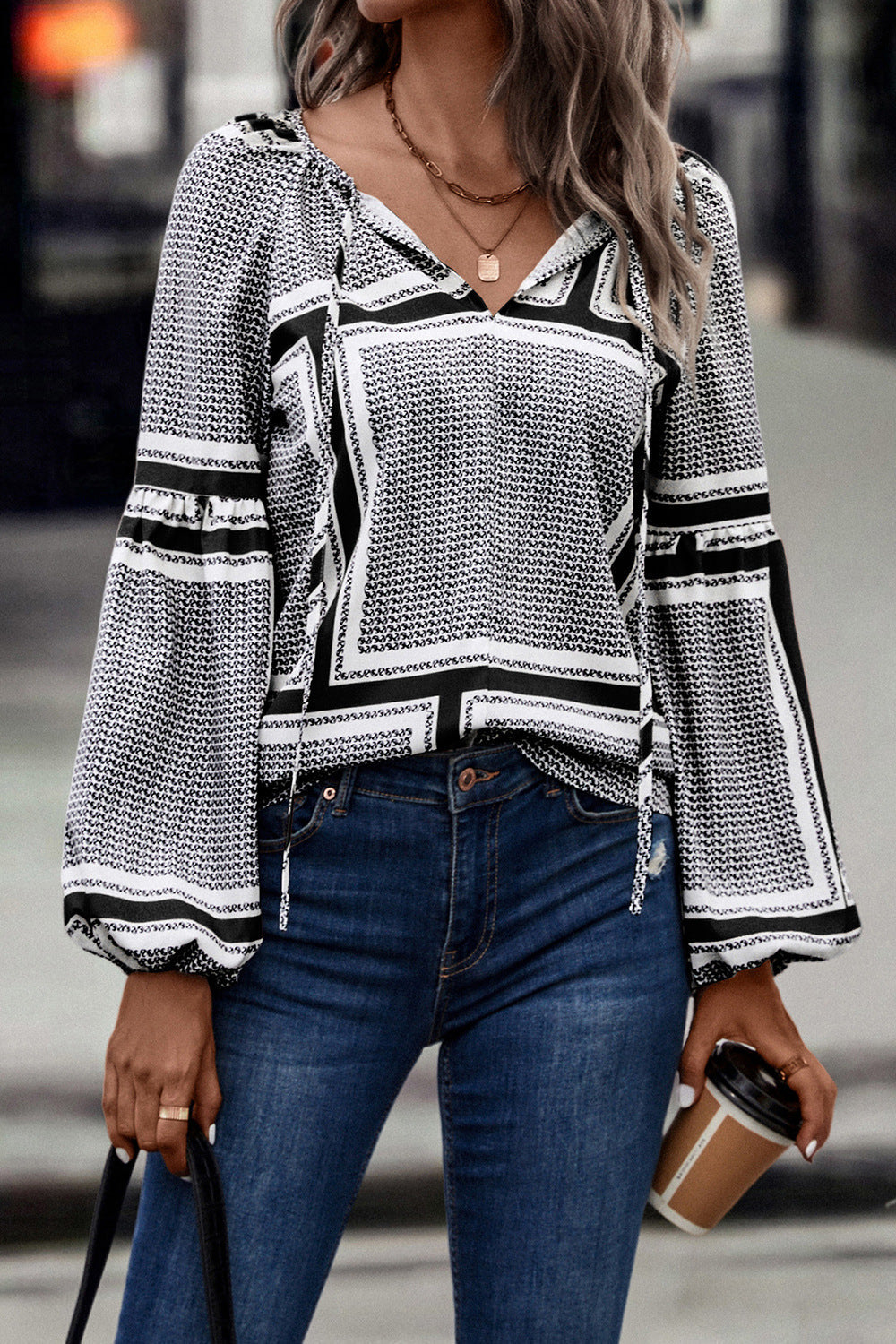 Damen Bluse mit eleganten Rüschendetails und modernem Muster