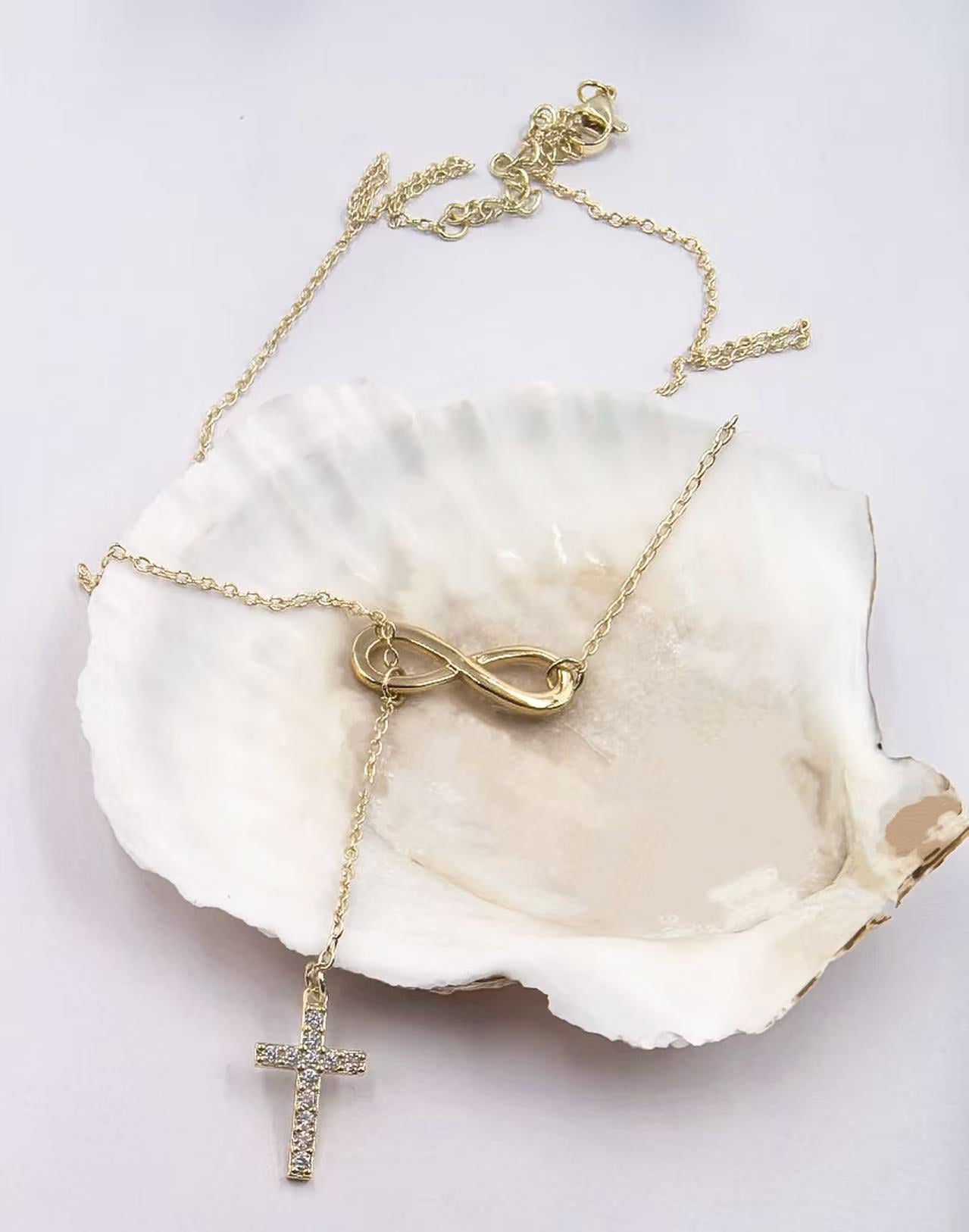 Damen Halskette mit modernem Kreuzanhänger und eleganter Gliederkette Shop Nory