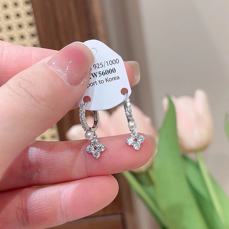 Damen Ohrstecker mit funkelndem Blumen-Design und Perle Shop Nory