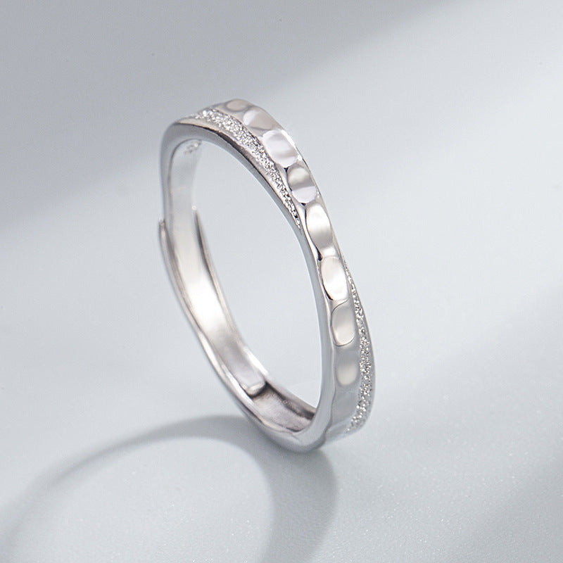 Damen Modischer Ring mit gewelltem Design und feinen Oberflächenakzenten Shop Nory