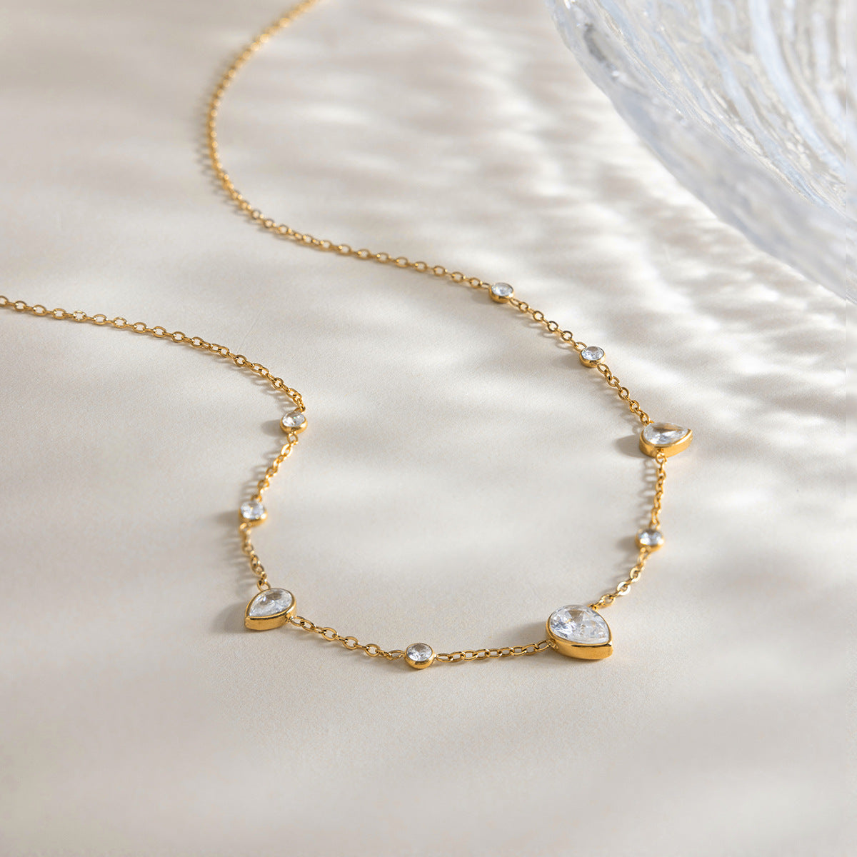 Damen Halskette mit elegantem zauberhaften Kristall-Design und wasserfester Edelstahlverarbeitung Shop Nory