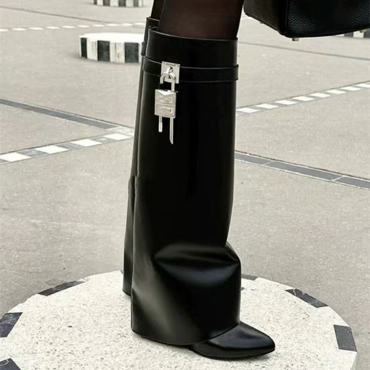 Damen kniehohe spitze Lederstiefel mit dekorativem Schnallen- und Schlossdetail Shop Nory