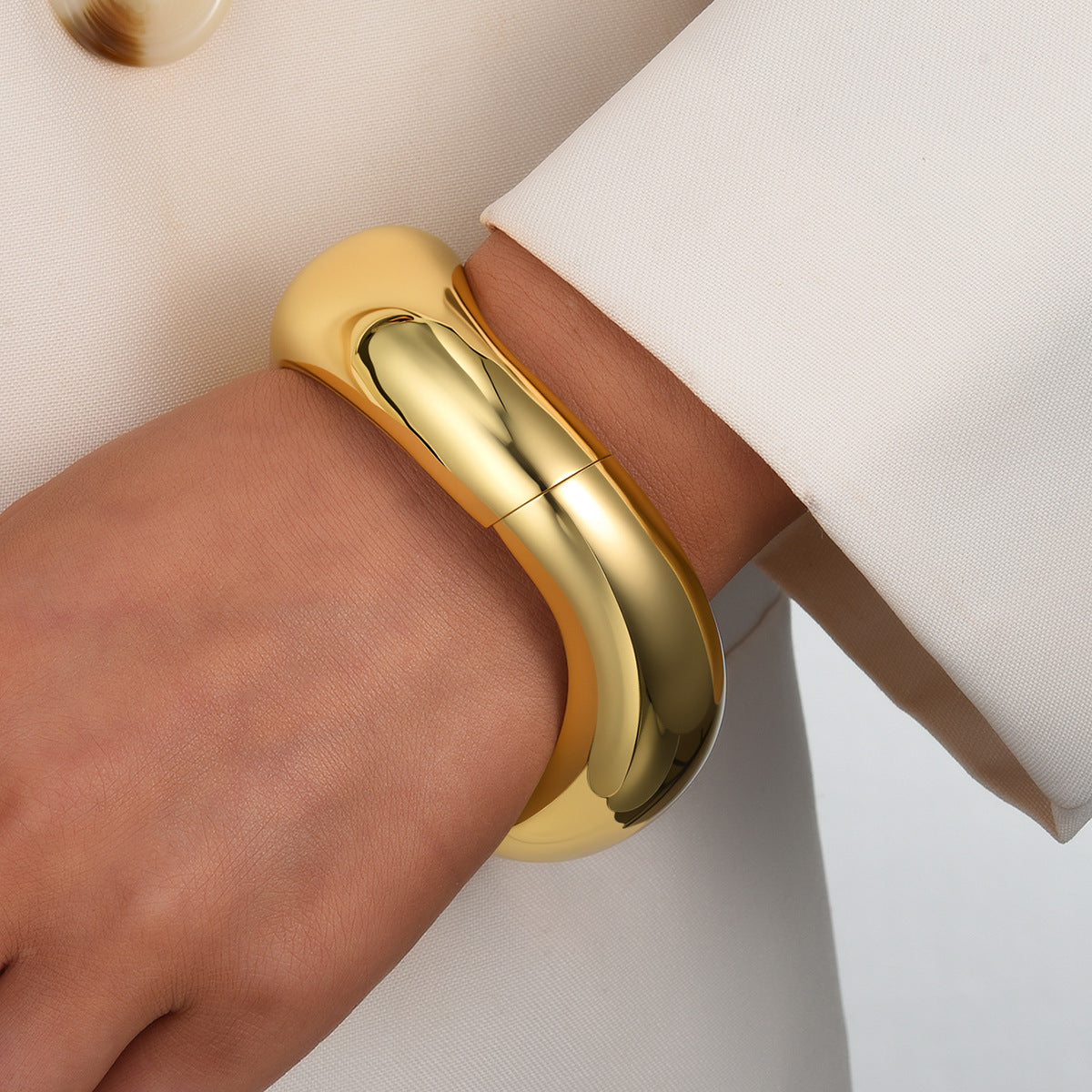 Damenarmreif mit geschwungenem und glänzendem Design Shop Nory