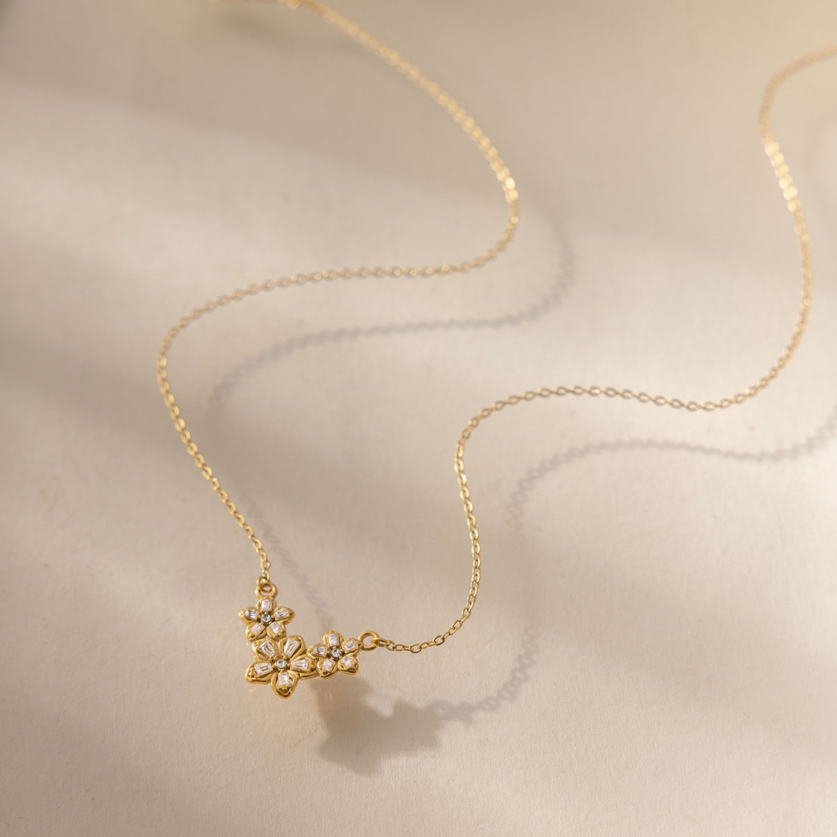 Damen Halskette mit floralem Zirkonia-Anhänger und hypoallergener Edelstahlverarbeitung Shop Nory