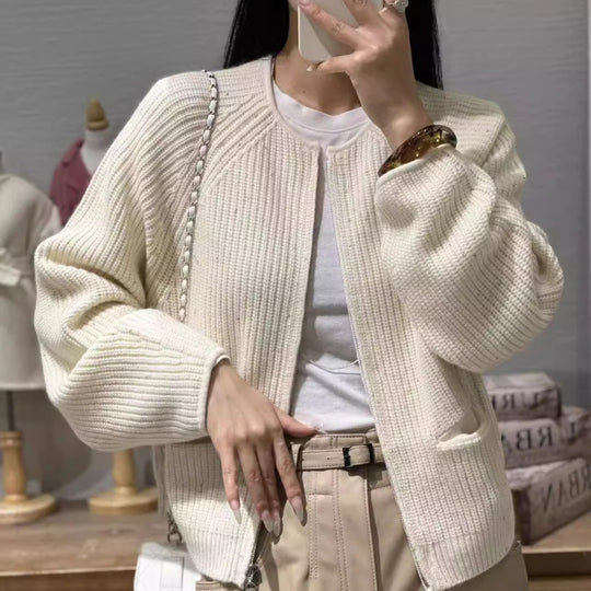 Damen Kurzgeschnittene kastige Strickjacke mit geripptem Feinstrick Ballonärmeln und aufgesetzten Eingrifftaschen Shop Nory