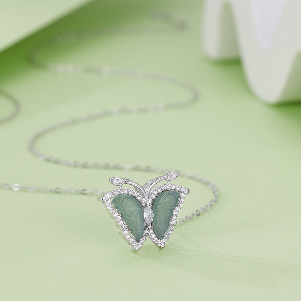 Damen Halskette mit kunstvollem Schmetterlingsanhänger aus grünem Jade und funkelnden Zirkonia Shop Nory